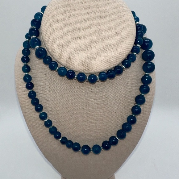 Vintage blue and silver tone glass beaded necklace - Picture 4 of 9